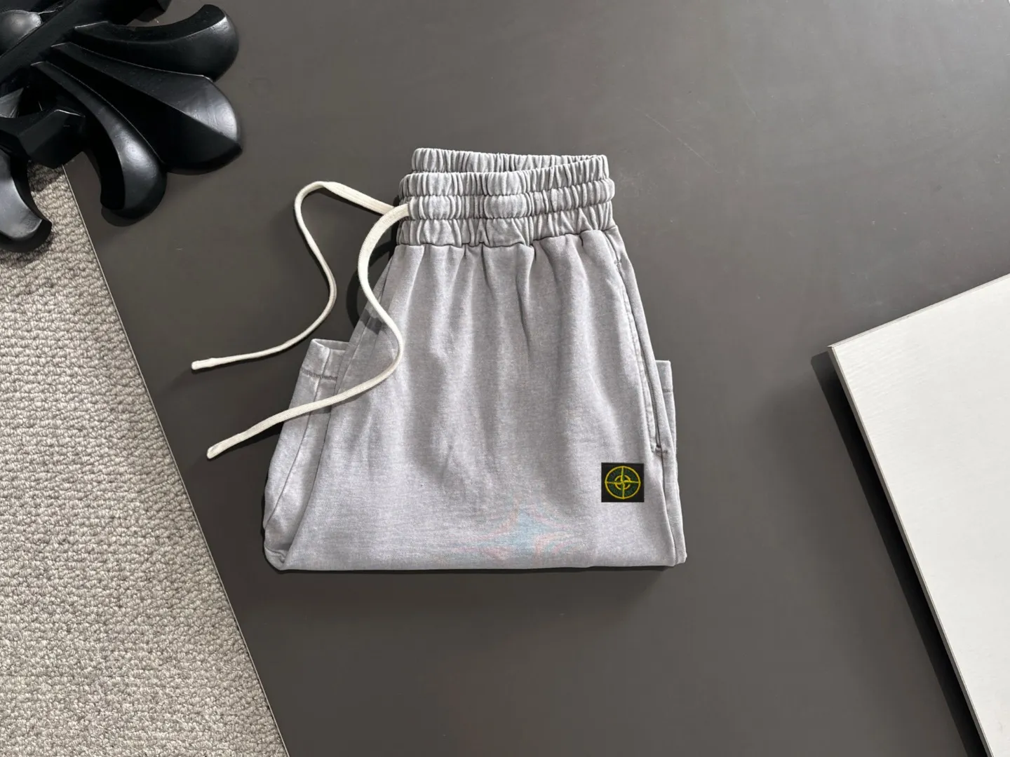 🅿️330 shipped next day. High-quality Stone Island/Stone Island 2025 spring and summer new elastic band casual solid color loose shorts. The hem of the trousers is stitched with two stitches. The stitching is fine and firm. The fabrics customized by the counter are highly breathable and comfortable. The details are impeccable. The design concept of brand elements reflects high quality. It feels delicate and soft! It presents a casual cut and the upper body shape is great! Size: S-XXL